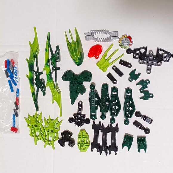 Incomplete Lego Bionicle Glatorian Gresh 8980 with Instruction Manual - Picture 1 of 4